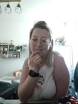 Snapshot of Lillyloo_ chatting on 03-02-25, 12:58 Lillyloo online show from 03-02-25, 12:58