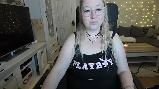 Snapshot of Lillyloo_ chatting on 10-06-25, 03:40 Lillyloo online show from 10-06-25, 03:40