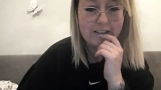 Snapshot of Lillyloo_ chatting on 03-16-25, 08:21 Lillyloo online show from 03-16-25, 08:21