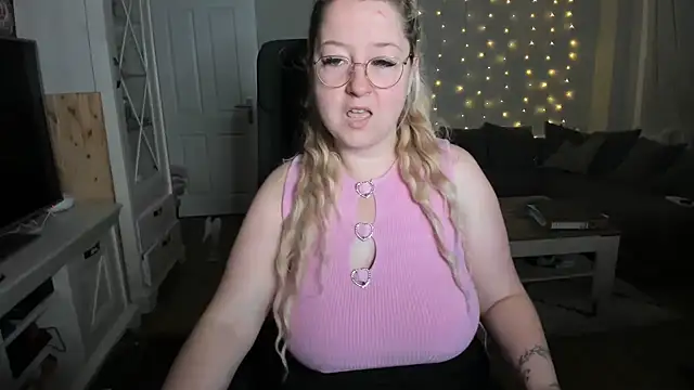 Snapshot of Lillyloo_ chatting on 11-08-25, 06:06 Lillyloo online show from 11-08-25, 06:06