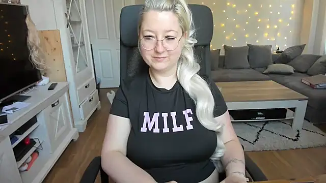 Snapshot of Lillyloo_ chatting on 09-23-25, 06:31 Lillyloo online show from 09-23-25, 06:31