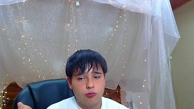 Snapshot of AndrewPherson chatting on 02-26-25, 12:05 AndrewPherson online show from 02-26-25, 12:05