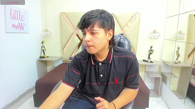 Snapshot of AndrewPherson chatting on 04-16-26, 01:01 AndrewPherson online show from 04-16-26, 01:01