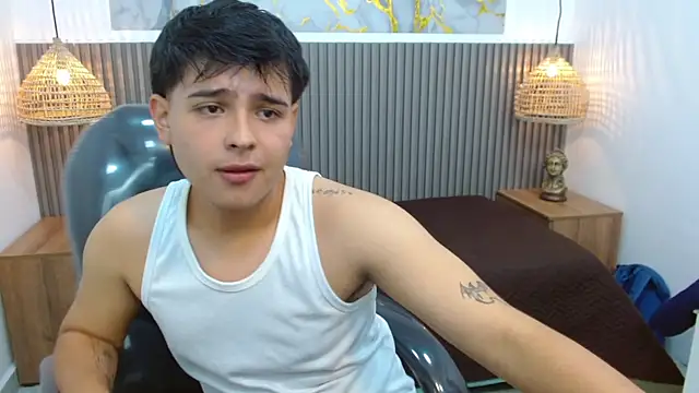 Snapshot of AndrewPherson chatting on 09-09-25, 01:09 AndrewPherson online show from 09-09-25, 01:09