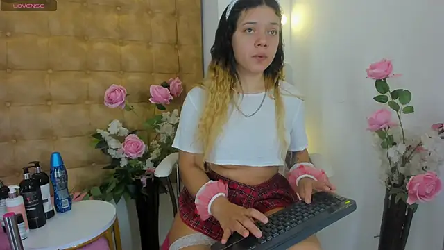 Snapshot of hanna__jadidi chatting on 02-12-26, 03:39 hanna jadidi online show from 02-12-26, 03:39