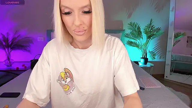 Snapshot of Lana_kitty__ chatting on 05-03-26, 09:29 Lana kitty online show from 05-03-26, 09:29