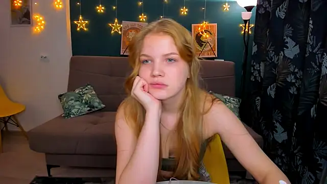 Snapshot of Xloe_Queen chatting on 12-21-24, 12:06 Xloe Queen online show from 12-21-24, 12:06