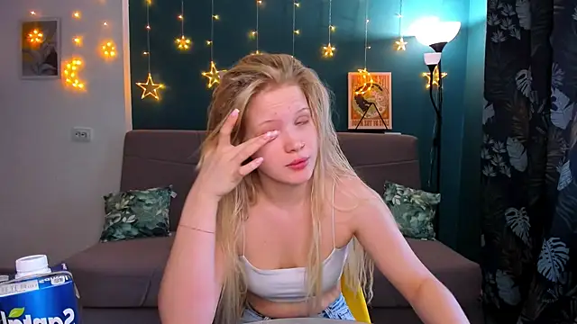 Snapshot of Xloe_Queen chatting on 02-22-25, 08:29 Xloe Queen online show from 02-22-25, 08:29