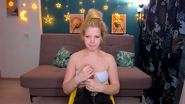 Snapshot of Xloe_Queen chatting on 02-02-25, 02:34 Xloe Queen online show from 02-02-25, 02:34