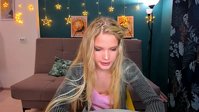 Snapshot of Xloe_Queen chatting on 03-14-25, 02:41 Xloe Queen online show from 03-14-25, 02:41