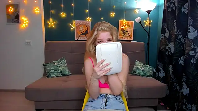 Snapshot of Xloe_Queen chatting on 01-13-25, 08:05 Xloe Queen online show from 01-13-25, 08:05