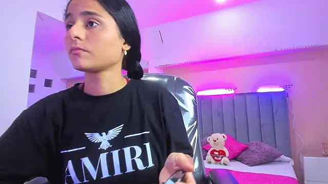 Giselle Roldan online show from 12-19-25, 03:43