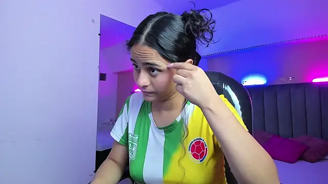 Giselle Roldan online show from 06-18-26, 02:43