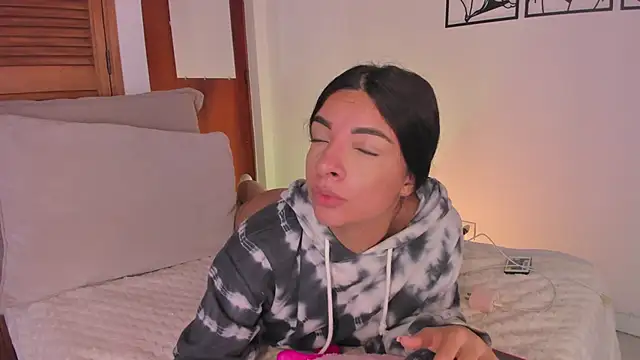 Snapshot of 777AylinZ chatting on 10-23-25, 11:53 777AylinZ online show from 10-23-25, 11:53