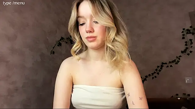 cutiemia0 online show from 04-18-26, 08:16