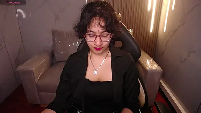 Lili Gomez  online show from 11-21-25, 01:43