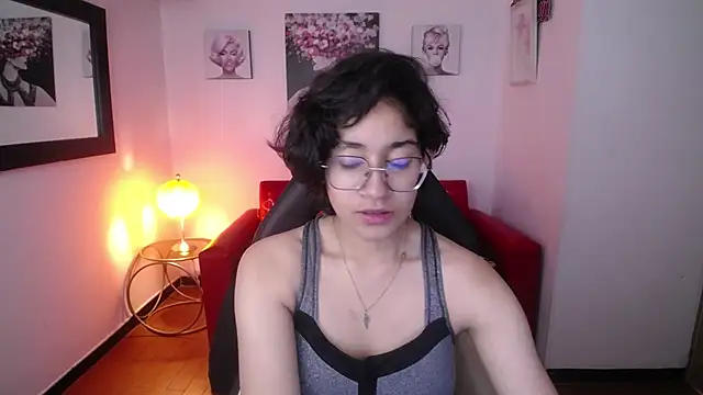 Snapshot of Lili_Gomez_ chatting on 02-18-25, 01:33 Lili Gomez online show from 02-18-25, 01:33