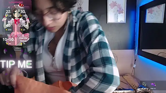 Lili Gomez  online show from 10-28-25, 01:54