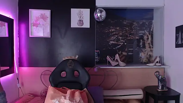 Lili Gomez  online show from 10-31-25, 04:47