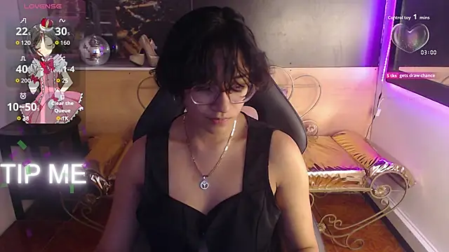 Lili Gomez  online show from 10-27-25, 05:25