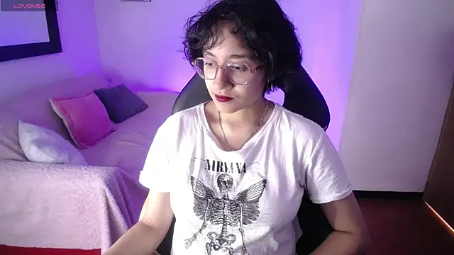 Lili Gomez  online show from 11-18-25, 02:42