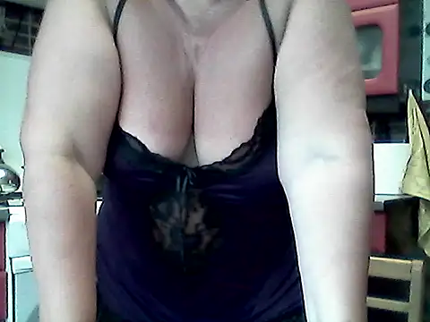 Snapshot of Lisa_Suzie chatting on 07-22-26, 10:39 Lisa Suzie online show from 07-22-26, 10:39