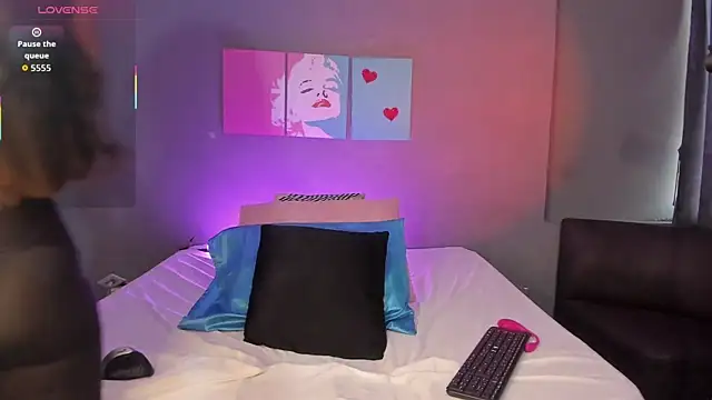 PammelaRoss1 online show from 10-17-25, 05:26