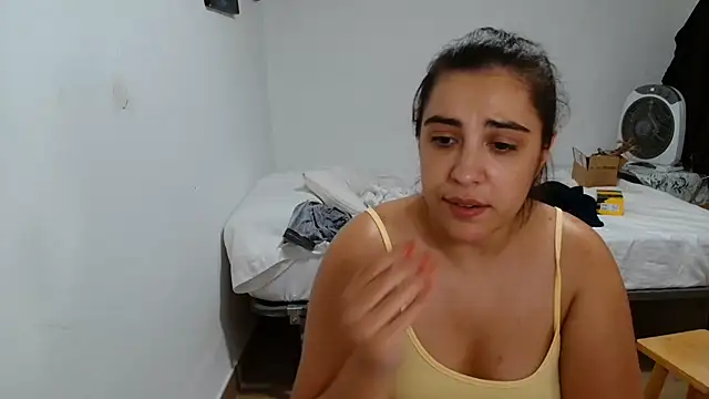 Snapshot of Ursumi1 chatting on 06-18-26, 05:51 Ursumi1 online show from 06-18-26, 05:51
