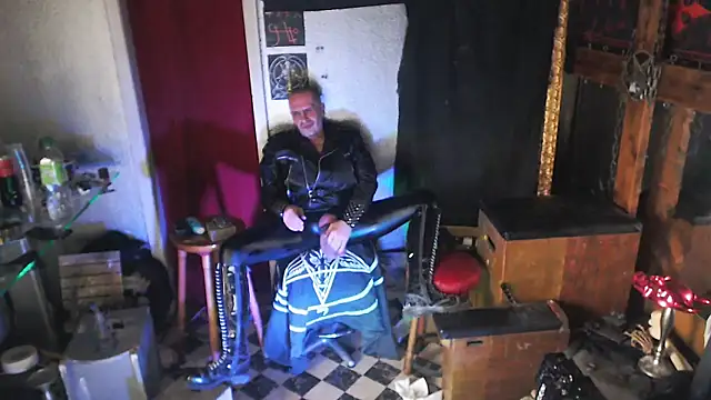 Snapshot of BULGEDEMON chatting on 02-11-26, 10:48 BULGEDEMON online show from 02-11-26, 10:48