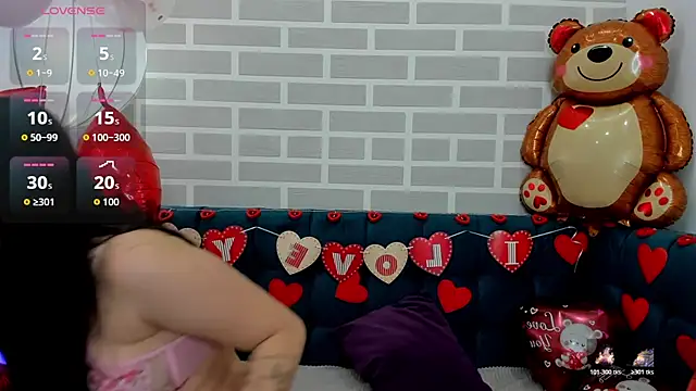 Snapshot of BeatriceReeves chatting on 02-05-26, 01:01 BeatriceReeves online show from 02-05-26, 01:01