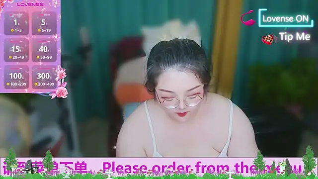 Snapshot of Weiwei5200 chatting on 10-18-25, 10:50 Weiwei5200 online show from 10-18-25, 10:50