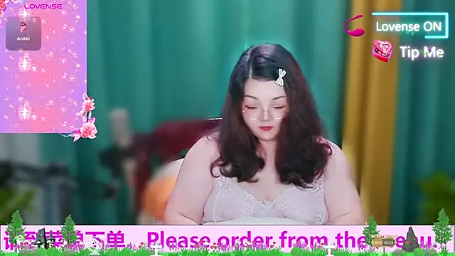 Snapshot of Weiwei5200 chatting on 10-17-25, 10:44 Weiwei5200 online show from 10-17-25, 10:44
