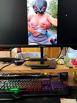 Snapshot of denizli18 chatting on 12-17-25, 12:43 denizli18 online show from 12-17-25, 12:43