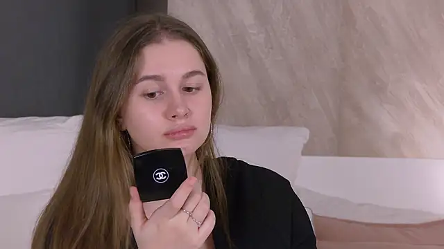 EllieHayes online show from 04-24-26, 12:34