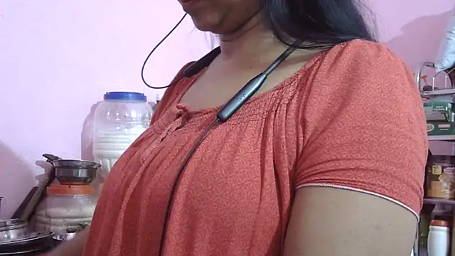 Snapshot of Suhana-sapna chatting on 12-23-25, 04:34 Suhana-sapna online show from 12-23-25, 04:34