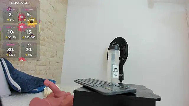 mia roldan  online show from 11-15-25, 12:31