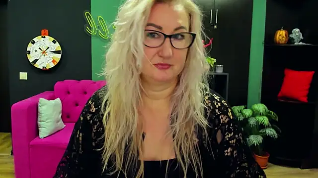 Snapshot of ChristyBrooks chatting on 03-19-25, 12:34 ChristyBrooks online show from 03-19-25, 12:34