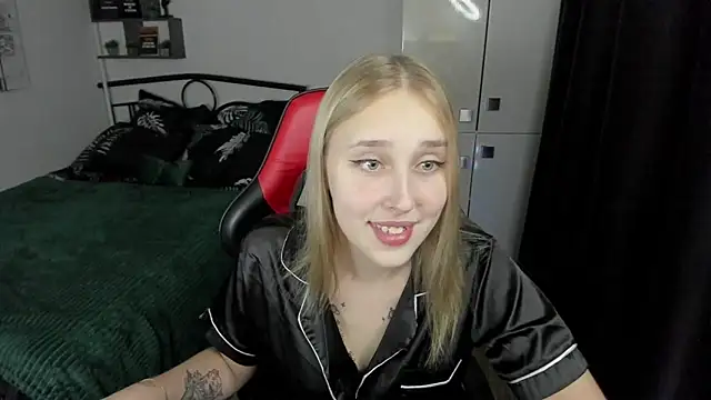 Snapshot of LinaTruly chatting on 09-11-25, 09:48 LinaTruly online show from 09-11-25, 09:48