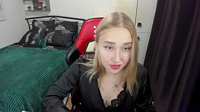 Snapshot of LinaTruly chatting on 09-26-25, 09:32 LinaTruly online show from 09-26-25, 09:32