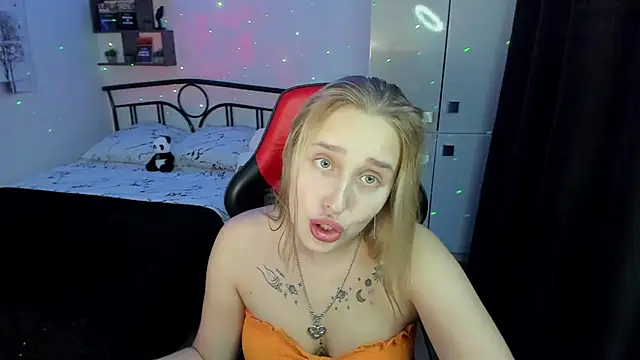 Snapshot of LinaTruly chatting on 10-13-25, 09:38 LinaTruly online show from 10-13-25, 09:38
