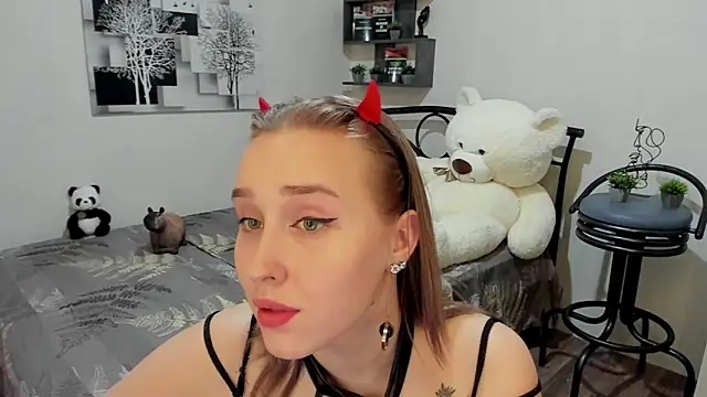 Snapshot of LinaTruly chatting on 03-14-25, 12:10 LinaTruly online show from 03-14-25, 12:10