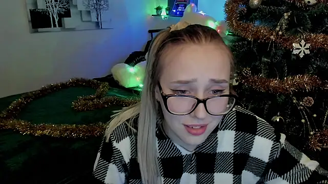 Snapshot of LinaTruly chatting on 12-23-24, 11:06 LinaTruly online show from 12-23-24, 11:06