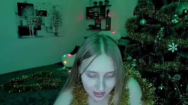 Snapshot of LinaTruly chatting on 12-17-24, 01:39 LinaTruly online show from 12-17-24, 01:39
