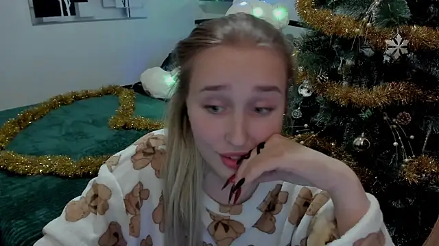 Snapshot of LinaTruly chatting on 12-25-24, 09:11 LinaTruly online show from 12-25-24, 09:11