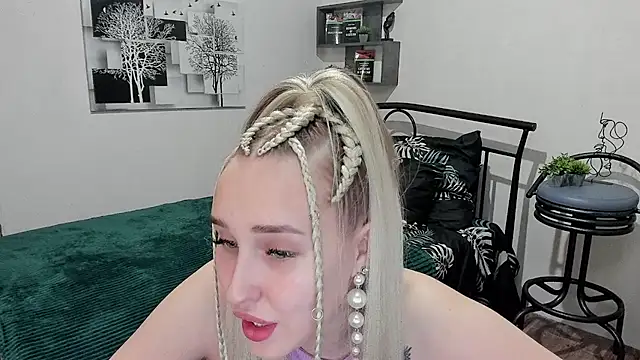 Snapshot of LinaTruly chatting on 02-18-25, 08:25 LinaTruly online show from 02-18-25, 08:25