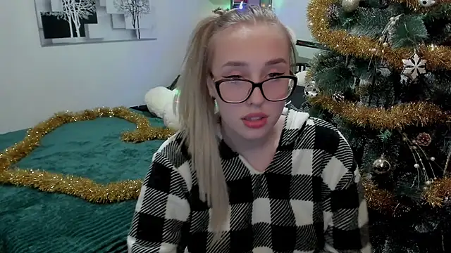 Snapshot of LinaTruly chatting on 12-23-24, 08:03 LinaTruly online show from 12-23-24, 08:03