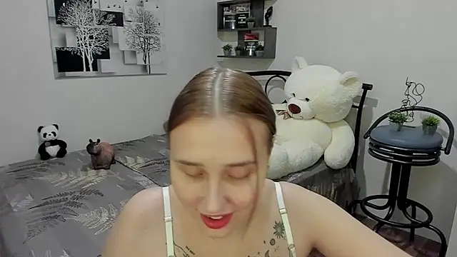 Snapshot of LinaTruly chatting on 03-18-25, 12:40 LinaTruly online show from 03-18-25, 12:40