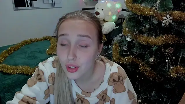 Snapshot of LinaTruly chatting on 12-26-24, 12:14 LinaTruly online show from 12-26-24, 12:14