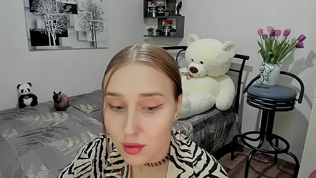 Snapshot of LinaTruly chatting on 03-09-25, 12:21 LinaTruly online show from 03-09-25, 12:21