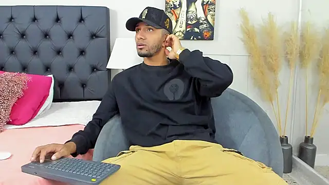 Snapshot of Robin_Rief chatting on 03-03-25, 03:27 Robin Rief online show from 03-03-25, 03:27